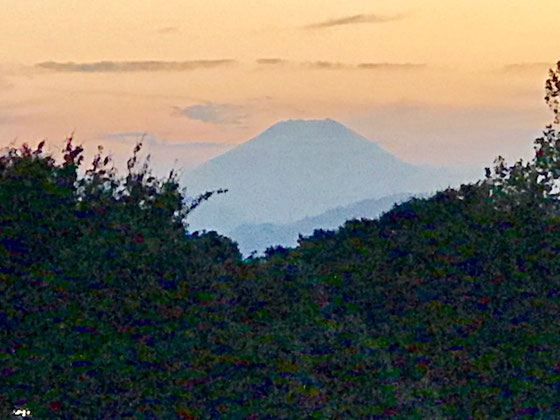 ☆ただいま17:04。富士山をこんなに大きく見たのは初めてです。