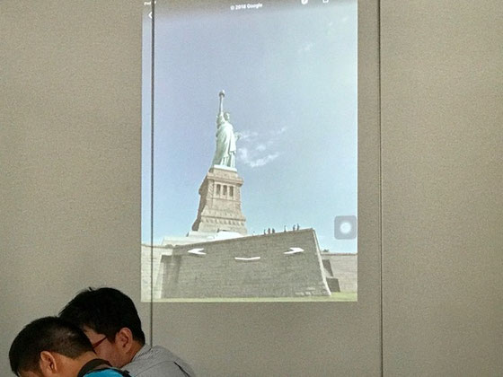 ☆右の男性すばらしい密着サポート。左の方はiPadお持ちですがあまり使いこなしておられないとか。ご家族との交信はメールだそうです。