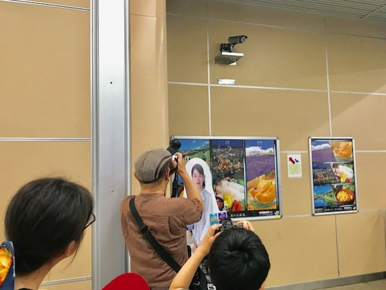 ☆JR中央線国立駅新宿よりの改札前の監視カメラにツバメの巣。