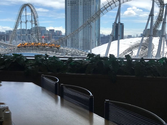 ☆13階の文京区職員食堂で真下に後楽園ドームとジェットコースターを眺めながら昼食。