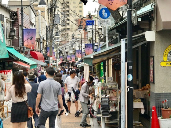 ☆下町レトロでどこか懐かしい気持ちになれる街。外国人観光客も多く、食べ歩きできるお店もたくさん。
