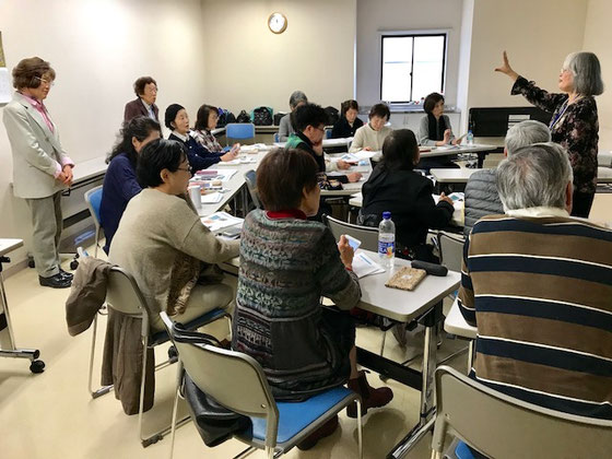 ☆午前の部「アイフォンをもっと使いこなそう」全員集合。NHK学園くにたちオープンスクールの講座は久しぶりの二けたの16名の受講者様なので坂部禮さん＆金平紀代子さんが応援。