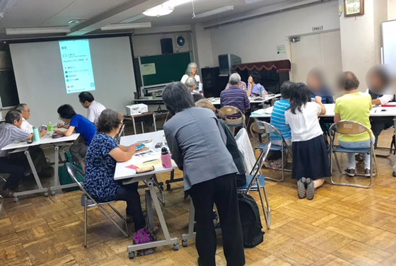 ☆後ろ姿の立っている女性がサブとして今回から登場の小島雅子さん。三ノ輪から遠路はるばるお越しです。右側時計の下の白い女性がお茶の水女子大4年生の榊さゆりさん見学という「教育実習」。