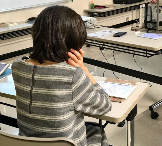 ☆この若いご婦人iPhone 8をご購入。