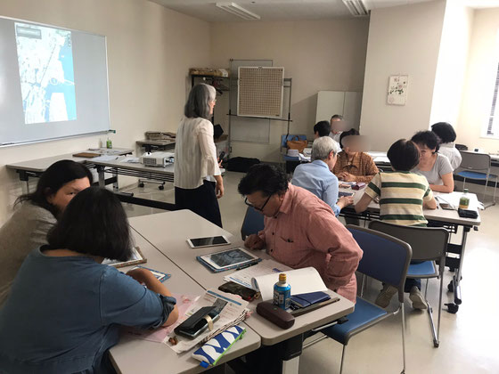 ☆写真は午後の部アンドロイドタブレット入門講座風景。一番奥の「島」は3名様。真中の「島」は4名。手前の「島」は3名様。