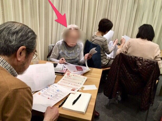 ☆赤い矢印のご婦人89歳。「パソコンを持ち歩くのは大変！」とiPadにされ、半年前にアンドロイドスマホに！　あーあ。iPadでしたらPC、iPad、iPhoneと3デバイスが同期できるのに！