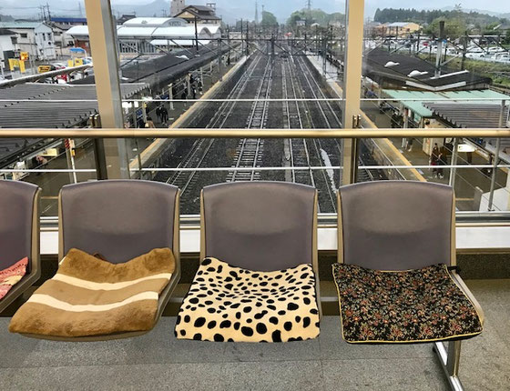 ☆写真は帰途JRの乗換駅で時間待ちに座った椅子。座布団の座り心地が良かった。