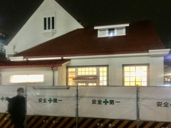 ☆帰途見かけた三角屋根（旧国立駅舎）の裏側。明りが点いていました。内装工事でしょうか？