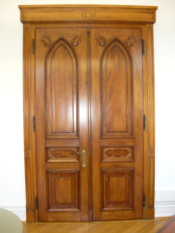 Double portes en sapin décapée, teintée, patinée et vernis par Anthonee