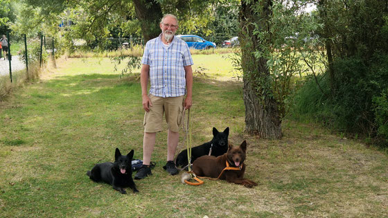 Mein Mann Jörg mit Camie links und Ayra und Arrow rechts.