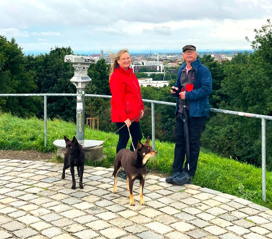 Marion mit Wednesday und Ruby und ihr Mann 