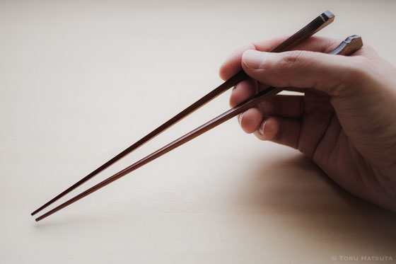 煤竹箸を手にしたイメージ。竹工芸家 初田徹