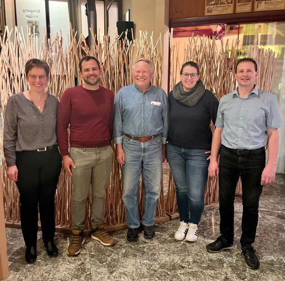 Standen an der HV 2023 im Rampenlicht: v.l. Ursi Schubiger (neues Vorstandsmitglied), Patrick Gennaro (Neumitglied), Kurt Morf (Neumitglied), Sandra Kenel (10 Jahre MHU), Ruedi Oertig (Eidgenössischer Veteran)