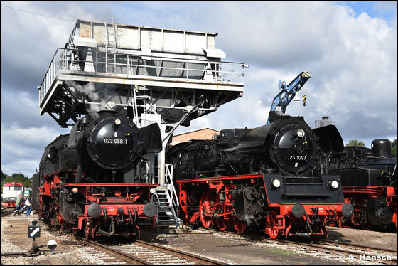 Auch bei der Bundesbahn gab es die BR 23, wurde aber als 023 bezeichnet. Am 23. August 2025 war sie im SEM Chemnitz zu Gast und gab sich ein Stelldichein mit 23 1097 unterm Hochbunker