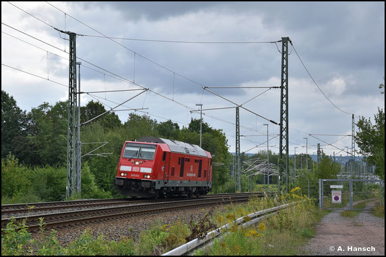 245 012-0 ist am 19. August 2024 als Lz von Mühldorf nach Cottbus unterwegs und donnert hier durch Chemnitz-Furth