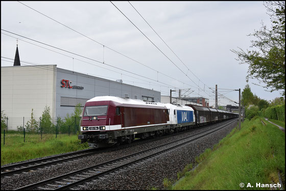 Das gleiche Lokpaar, jedoch in anderen Farben, begegnete mir am 10. Mai 2023 in Chemnitz-Schönau. 223 154-6 bekam skurriler Weise ein Farbkleid, welches an das bordeauxrote Farbkleid der Deutschen Reichsbahn angelehnt ist