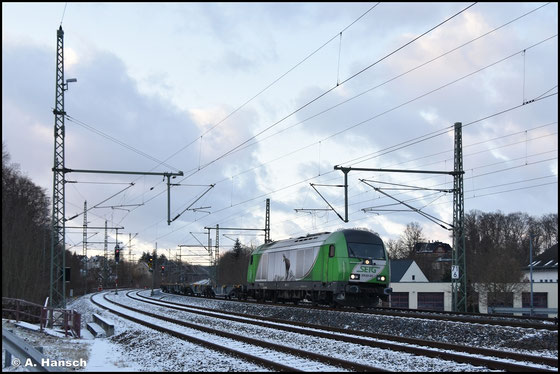 Ein bisschen Schnee gab es am 30.12.2025 auch in Chemnitz. Auch das angrenzende Niederwiesa war leicht gepudert, als 223 103-3 (SETG ER20-03) mit ein paar Containerwagen gen Freiberg (Sachs.) rollt