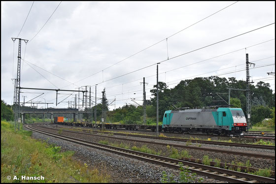 Am 01. August 2025 schleppt 186 130-1 einen Containerzug durch Luth. Wittenberg Hbf.