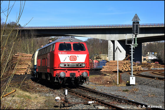 218 319-2 von Railsystems RP war am 16. Februar 2023 für einen Holzzug in Zschopau zu Gast. 218 489-3 war mit von der Partie