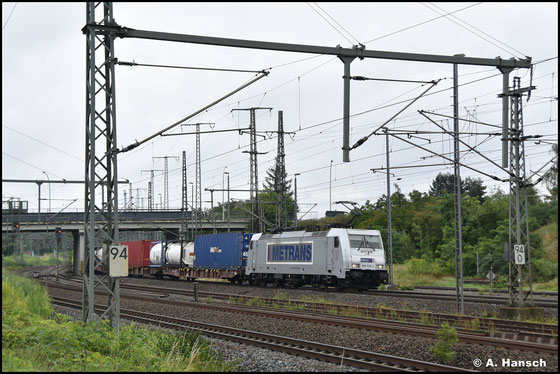 Klassisch mit Containerzug kommt auch 386 038-4 am 01. August 2025 in Luth. Wittenberg Hbf. daher