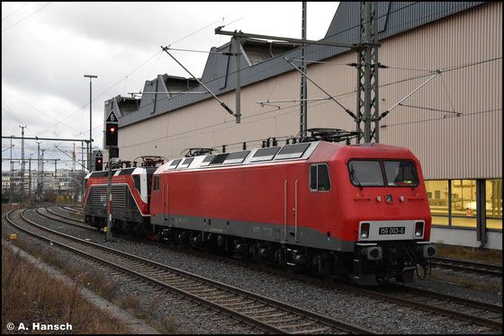 Nachdem die MEG die Loks der BR 156 abgestoßen hat, haben sie mit der EBS einen neuen Besitzer gefunden. Am 07. Dezember 2022 steht 156 003-6 mit 143 056-0 in Chemnitz Hbf.