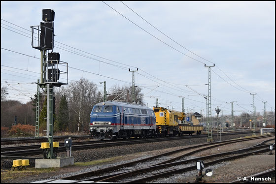 218 343-2 gehört der Firma ESL und schleppt am 05. Dezember 2025 einen Kran als 99888 von Dresden-Friedrichstadt nach Nürnberg. Hier passiert die Lok das AW Chemnitz
