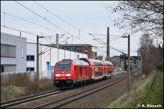 245 003-1 eilt am 07. April 2023 mit zwei Doppelstockwagen durch Chemnitz-Schönau. Die Fuhre ist als 72397 von Dresden-Altstadt nach Mühldorf unterwegs