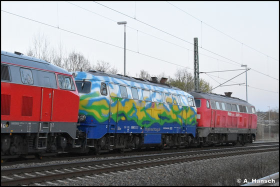 Eingereiht zwischen 218 421-6 und 218 432-3 wird die auffällig lackierte 218 443-8 am 08.04.2026 durch Chemnitz-Furth nach Cottbus geschleppt.