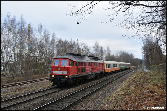 Für die Bahnbetrieb Gera GmbH und entsprechend ohne Railion-Aufschrift bringt die Maschine am 14. Dezember 2025 Personenwagen in den Rbf. Küchwald zurück und hat ihr Ziel hier so gut wie erreicht