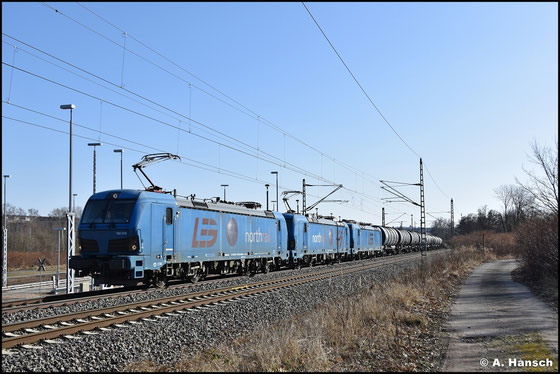 Mit LEG-Werbung und vor den Schwesterloks 192 013-1 und 192 017-2 begegnet mir 192 018-0 am 27.02.2026 in Chemnitz-Furth mit Kesselwagenzug