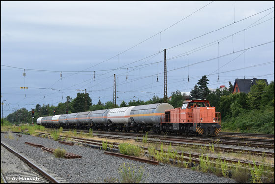 275 867-0 schleppt am 03.07.2025 Gaskesselwagen durch Leipzig-Wiederitzsch