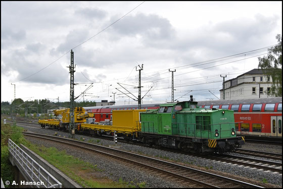 202 655-7 ist am 08. Mai 2026 mit einem Kran unterwegs nach Nürnberg. Die ex Ilmebahn Lok gehört frisch der Firma Bahn Betriebe Gera GmbH und fährt hier gerade in den Chemnitzer Hbf. ein