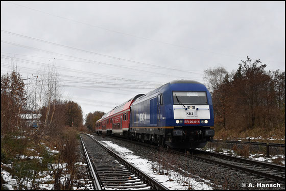 223 015-9 bringt am 10. Dezember 2023 den RE6 von Leipzig nach Chemnitz durch Wittgensdorf ob. Bf. Der Zug ging an diesem Tag als neue Garnitur auf der Relation ins Rennen