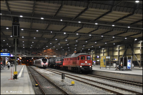 Leider nur ein schlechtes Gegenlichtbild aus dem Zug heraus, habe ich am 25. März 2022 in Leipzig-Süd von 232 416-8 schießen können. Die Lok gehört der LEG