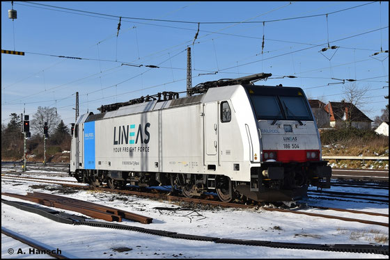 Mit "Lineas-Beklebung" steht 186 504-7 am 13.01.2026 in Leipzig-Wiederitzsch