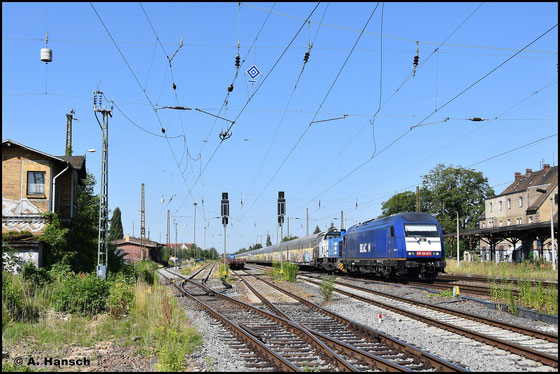 223 011-8 zieht am 11. Juli 2023 einen langen Autozug samt Wagenlok 275 842-3 durch Leipzig-Wiederitzsch