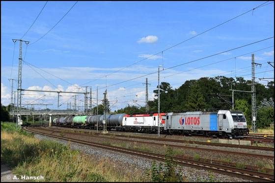 186 272-1 und Wagenlok 383 056-9 sowie ein Kesselwagenzug. Dieses Gespann konnte am 20. Juli 2025 in Luth. Wittenberg Hbf. dokumentiert werden