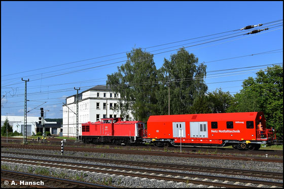 Die Firma MAED lackierte die Lok frisch und zeichnete sie in 202 781-1 um. Am 01.06.2026 rollt sie mit DB Notfalltechnik Zug am Chemnitzer AW gen Hetzdorf (Flöhatal) vorbei, wo ein GAF entgleist war