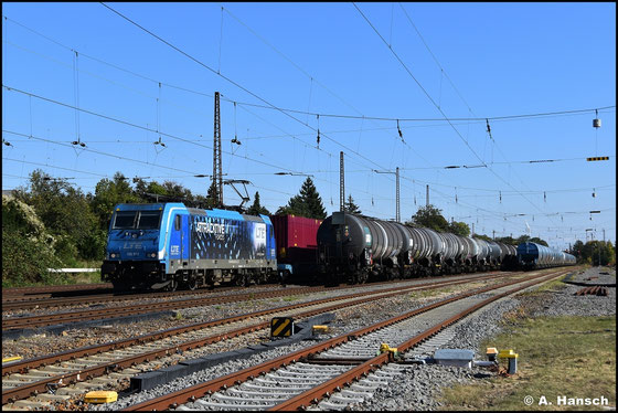 186 942-9 schleppte am 30.09.2025 einen Containerzug durch das zugestellte Leipzig-Wiederitzsch