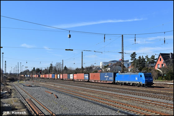 482 033-8 (PRESS 185 063-3) begegnet mir am 03.03.2026 in Leipzig-Wiederitzsch. Am Haken hat sie einen langen Containerzug