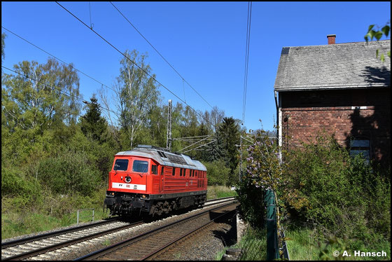 Am 01. Mai 2026 treffe ich die Lok in Chemnitz-Furth auf dem Weg nach Zwickau an. Inzwischen trägt sie einen "DB-Keks"