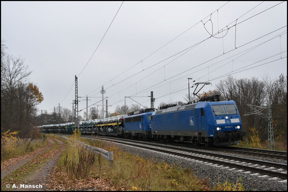 Am 15. November gehört die Lok der PRESS und ist im entsprechenden blau lackiert. Als PRESS 185 064-2 und vor Wagenlok 140 845-9 (PRESS 140 008-6) bringt sie einen Autozug nach Zwickau und rollt hier im Gegengleis durch Chemnitz-Furth