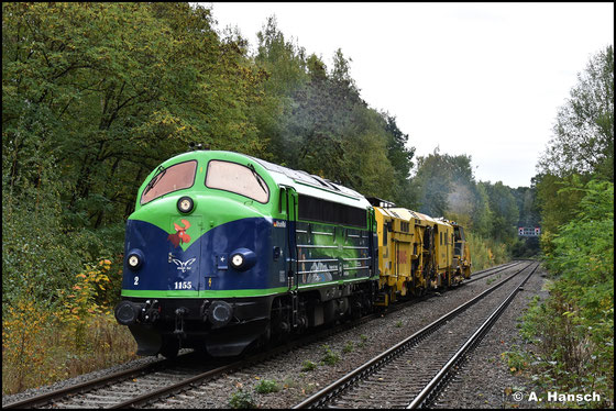 227 010-6 (My 1155), die Lok mit der schicken "Polarlichter-Lackierung", bringt am 14. Oktober 2023 einen Stopfexpress von Annaberg-Buchholz nach Offenburg und dröhnt hier durch den Hp Chemnitz-Küchwald