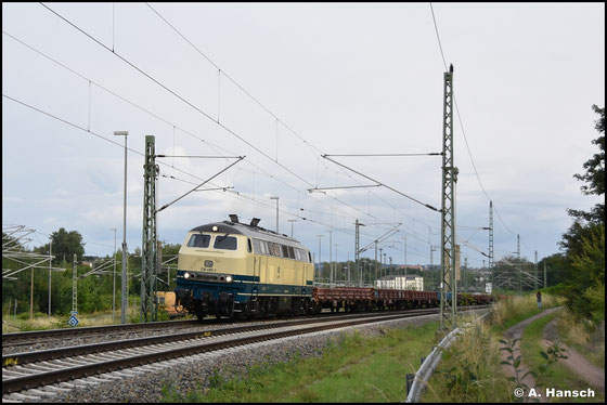 Mit Altschwellenzug müht sich 218 490-1 am 02. August 2025 den Berg in Chemnitz-Furth hinauf. Ziel des Zuges ist Oschatz
