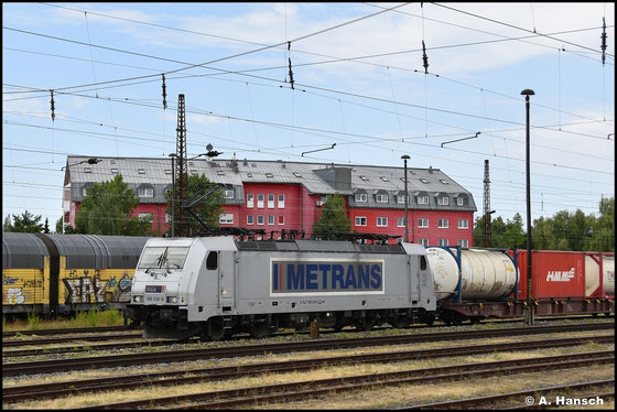 386 036-8 schleppt am 03.07.2025 einen Containerzug als Umleiter durch Leipzig-Schönefeld