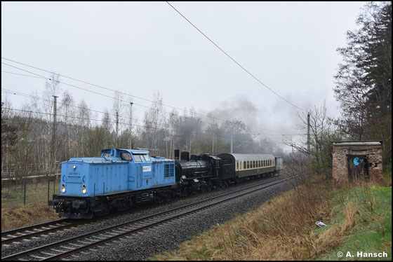 202 563-3 des Meininger Dampflokwerks brachte am 10. April 2026 die schweizerische B 3/4 1367 zum Dresdner Dampfloktreffen. In Chemnitz-Hilbersdorf erwartete ich das interessante Gespann