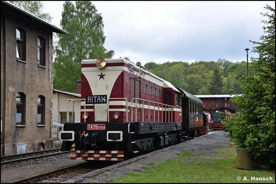 Versehen mit dem Funknamen "Rita 14" fährt die Lok am 16. Mai 2026 den Bahnhofspendel aus dem Bw Schwarzenberg 