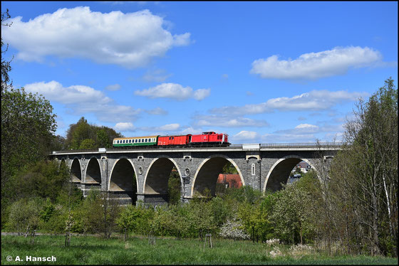 Die PRESS/IntEgro schenkte der Lok eine betriebsfähige Zukunft. Am 23. April 2024 überquert die Maschine mit einem Hilfszugwagen und einem Bom das Bahrebachmühlenviadukt auf dem Weg nach Pockau-Lengefeld