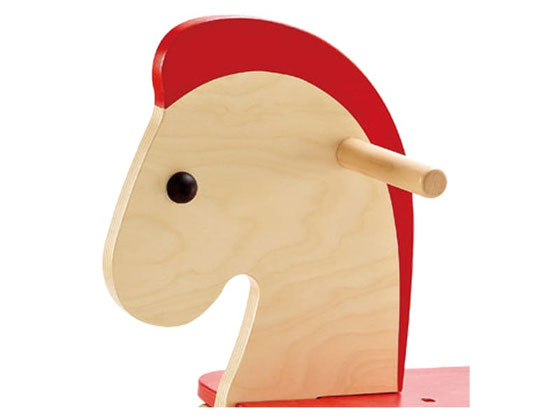 Die Besonderheiten im Hape Paket sind dass das Material Holz, die Farbe auf Wasserbasis und die Oberfläche lackiert ist.