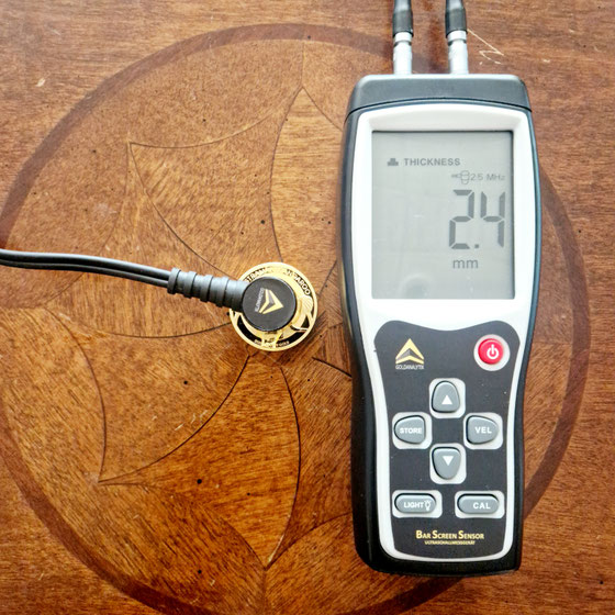 Zerstörungsfreie Ultraschall-Durchschallung eines großen Goldbarrens mit dem BarScreenSensor.